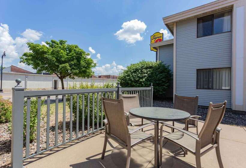 هتل Super 8 By Wyndham La Crosse