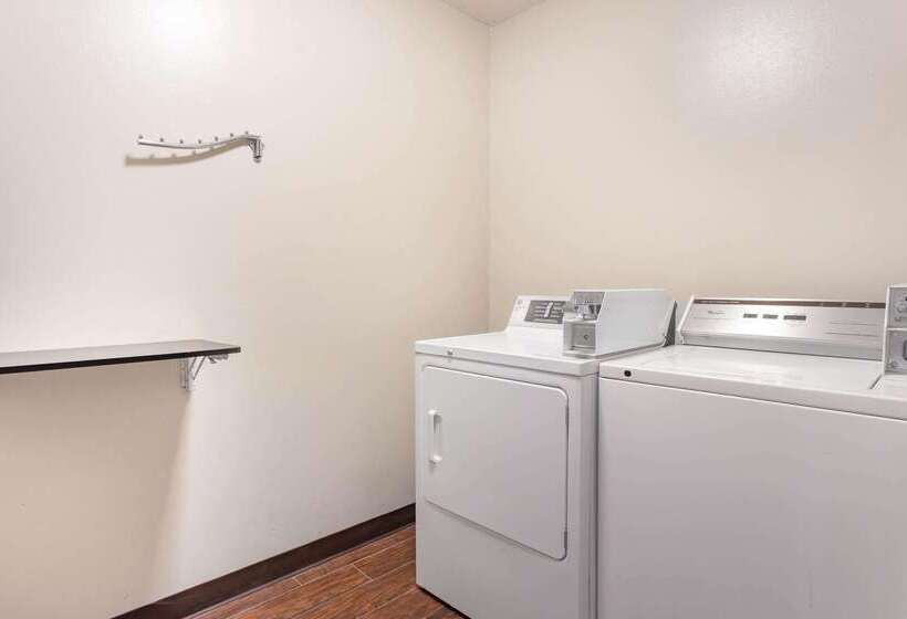 هتل Super 8 By Wyndham La Crosse