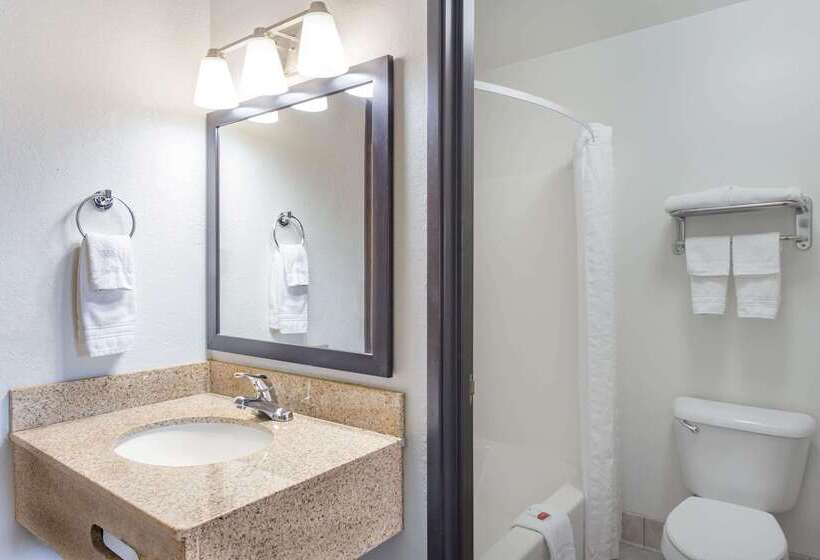 هتل Super 8 By Wyndham La Crosse