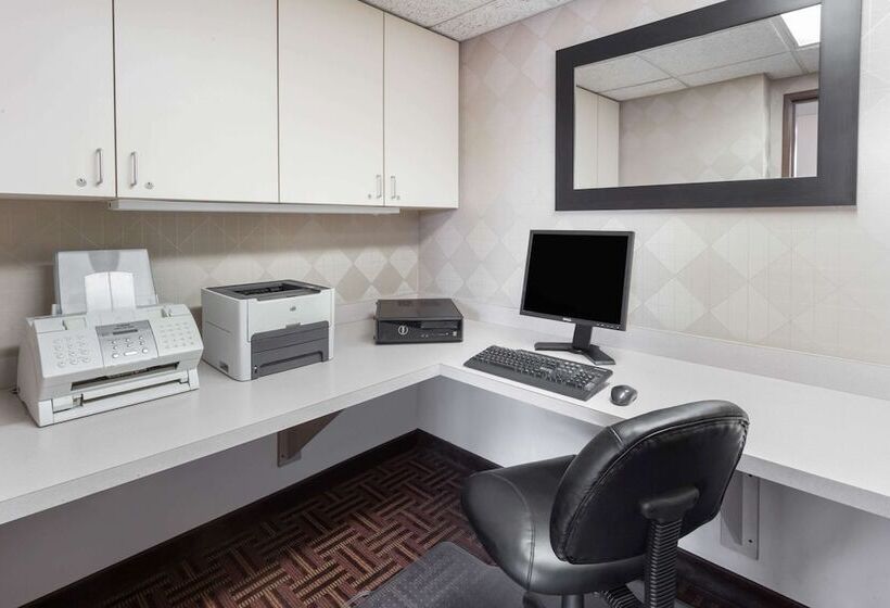 هتل Super 8 By Wyndham Madison South