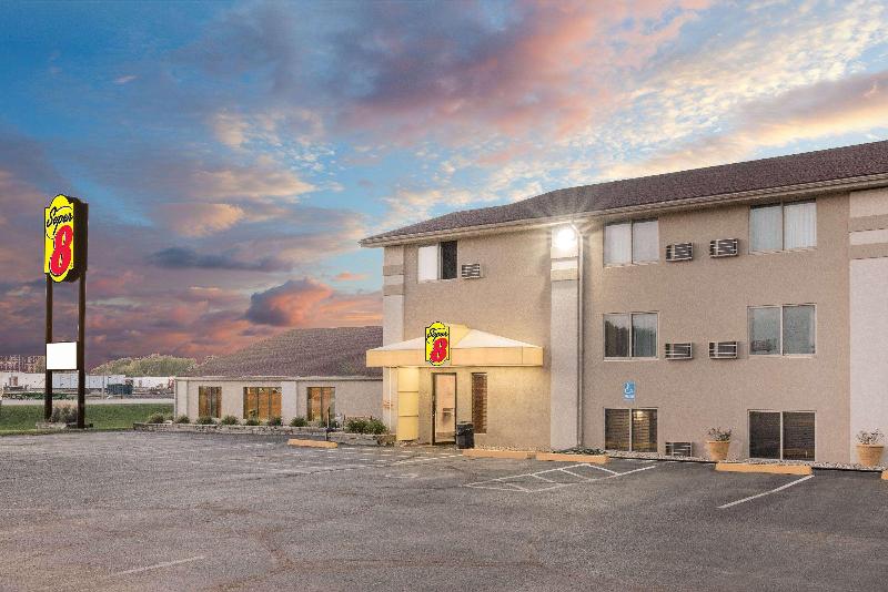فندق Super 8 By Wyndham Watertown