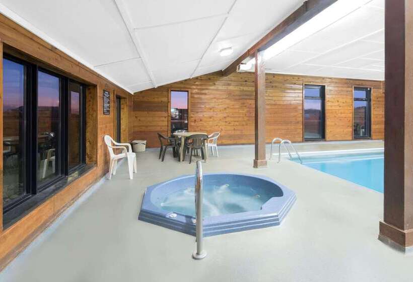 فندق Super 8 By Wyndham Watertown