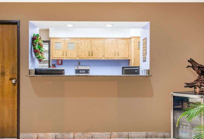 فندق على الطريق Super 8 By Wyndham Hot Springs