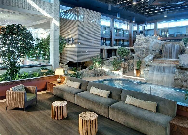 Radisson Hotel at Star Plaza