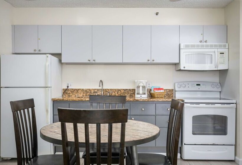 בית מלון כפרי Aston At The Waikiki Banyan