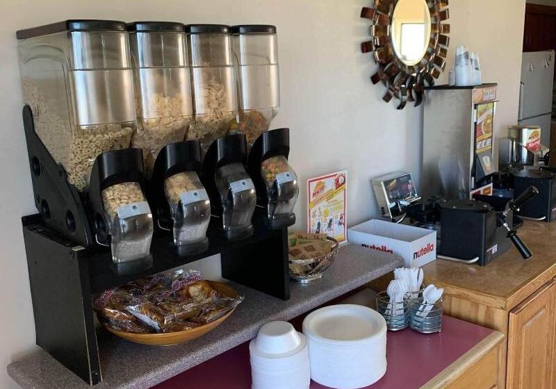 فندق Econo Lodge Inn & Suites