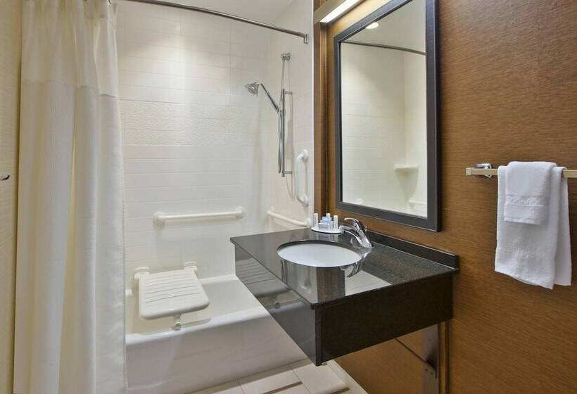 هتل Fairfield Inn & Suites By Marriott Milwaukee Downtown