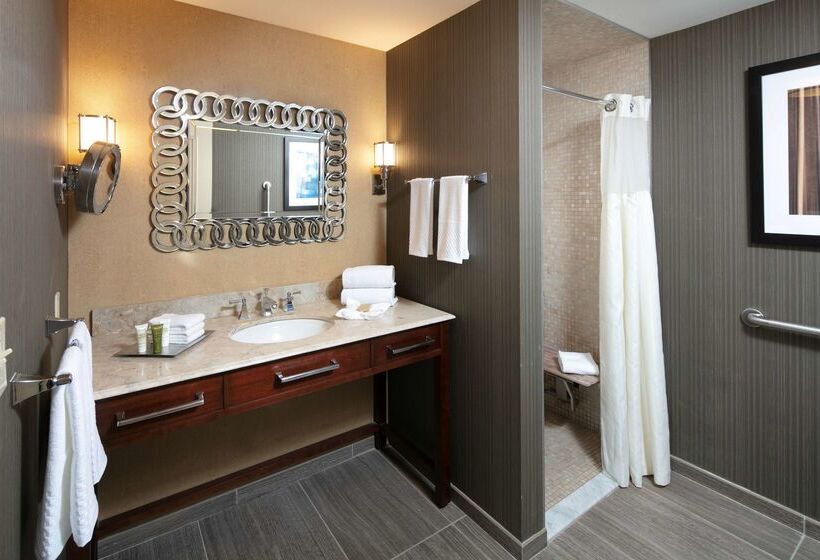 هتل Hilton Milwaukee