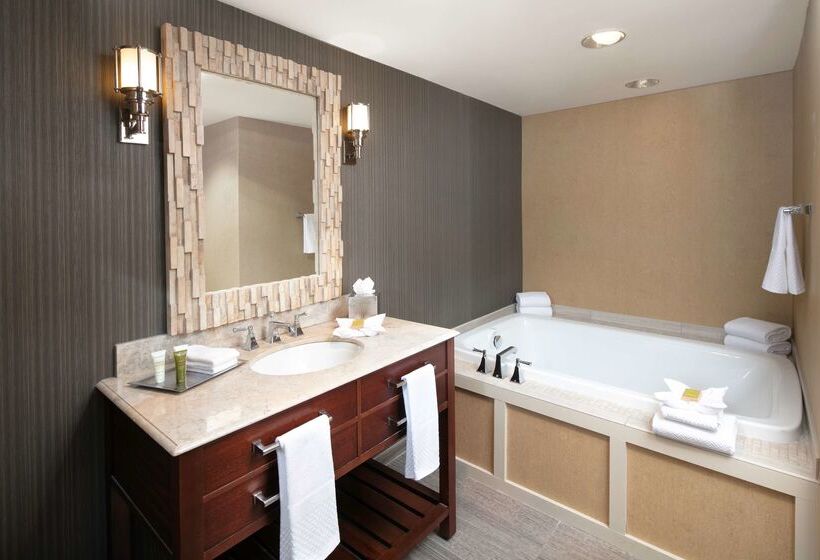 هتل Hilton Milwaukee