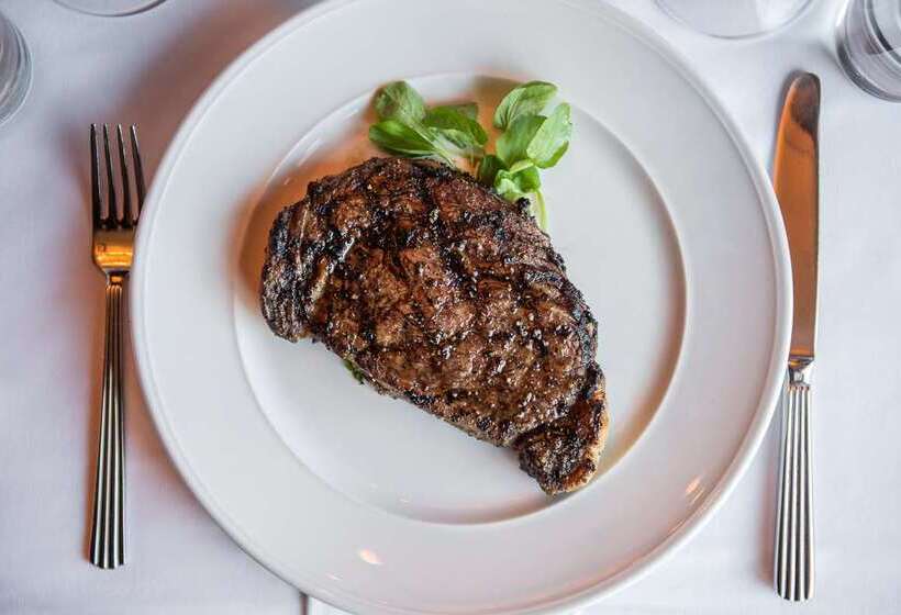 هتل Hilton Milwaukee