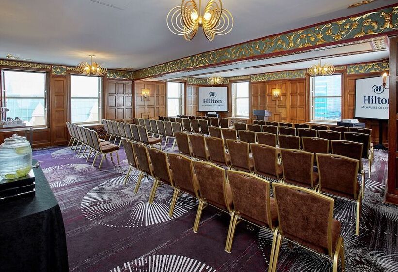 هتل Hilton Milwaukee