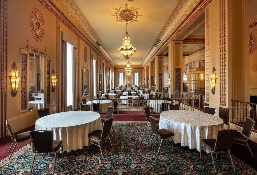 هتل Hilton Milwaukee