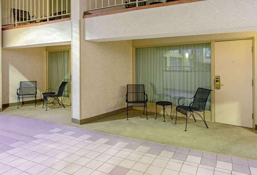 هتل La Quinta By Wyndham Appleton College Avenue