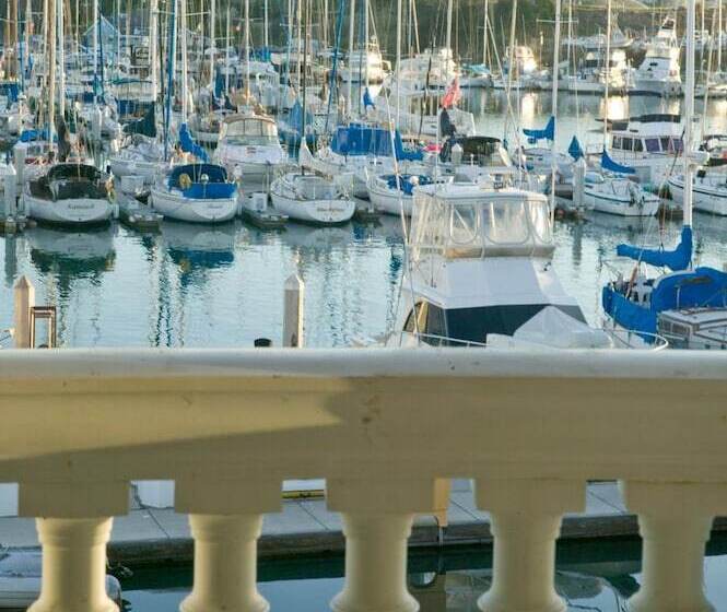 هتل Oceanside Marina Suites  A Waterfront