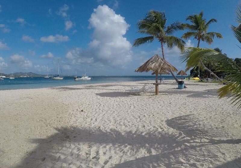 هتل On The Cay