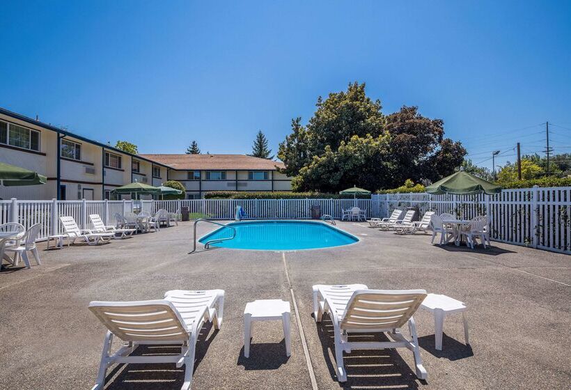 هتل Quality Inn & Suites Medford Airport