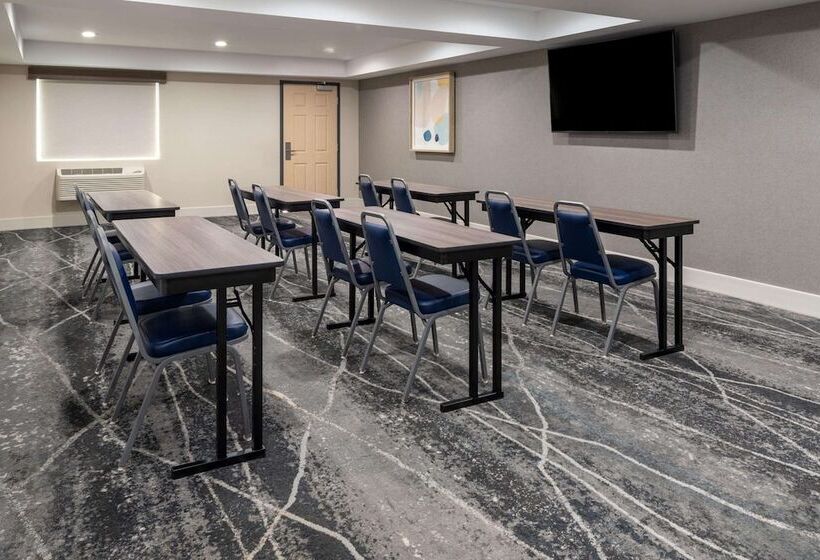 فندق Ramada By Wyndham Modesto Yosemite Area