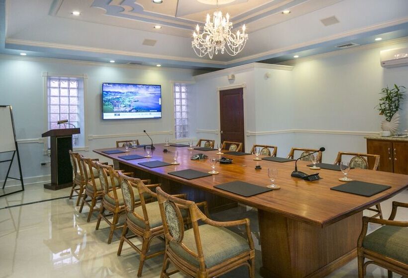 هتل The Buccaneer Beach & Golf Resort