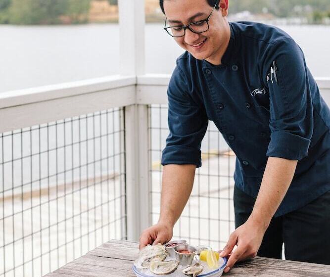 호텔 The Tides Inn