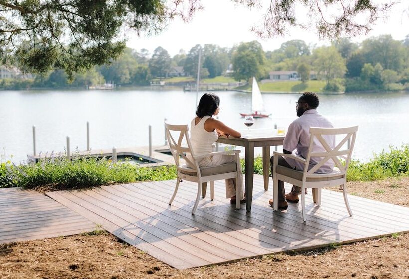 호텔 The Tides Inn