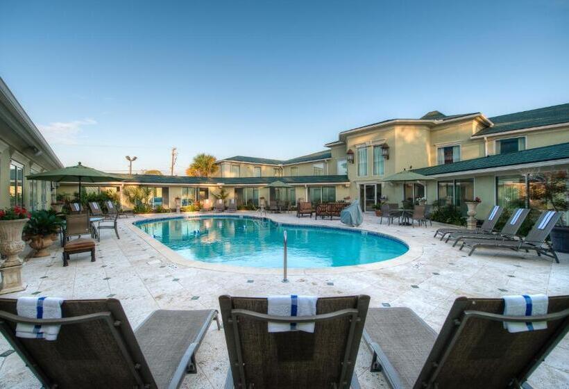 هتل Town & Country Inn And Suites