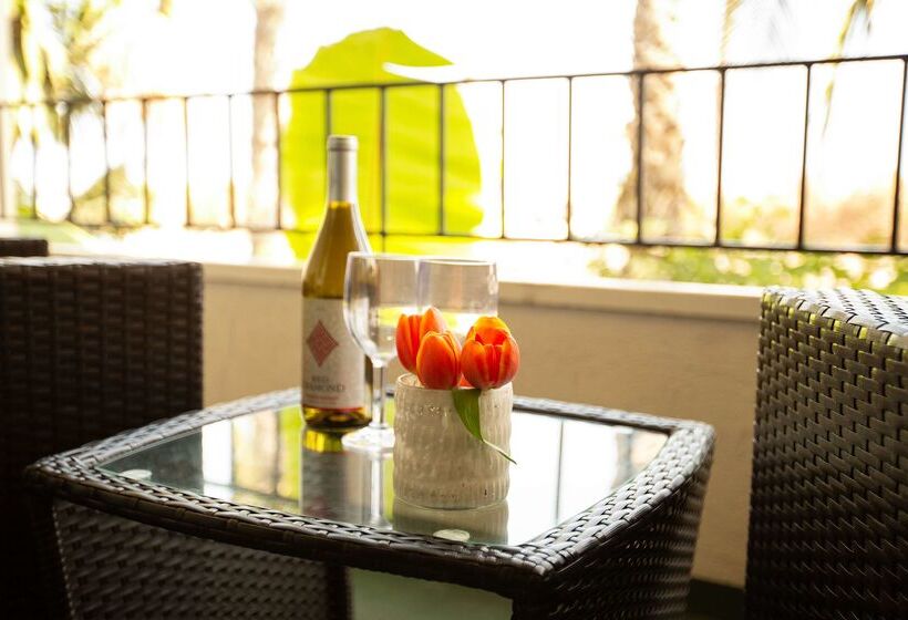 בית מלון כפרי West Beach Inn, A Coast