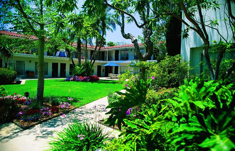 בית מלון כפרי West Beach Inn, A Coast