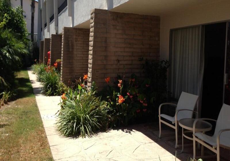 בית מלון כפרי West Beach Inn, A Coast