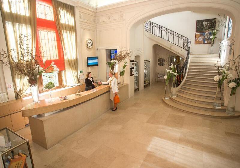 هتل Chateau De Montvillargenne