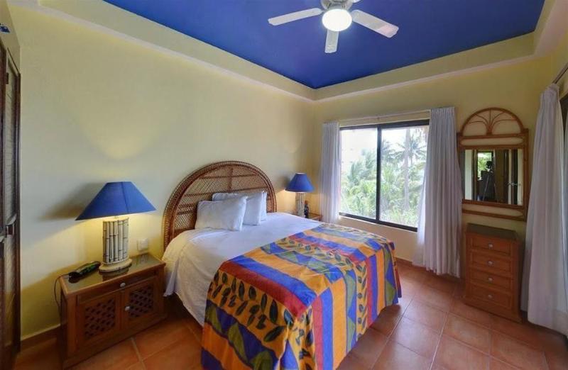 هتل Nautibeach Beach Front Condos In North Beach