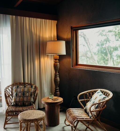 هتل The Waves At Cane Bay