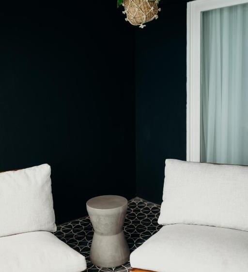 هتل The Waves At Cane Bay