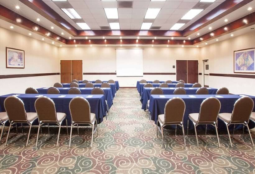 בית מלון כפרי Wyndham Garden Monterrey Norte