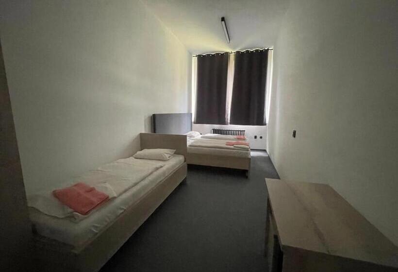 هتل Stadion Hradec Králové