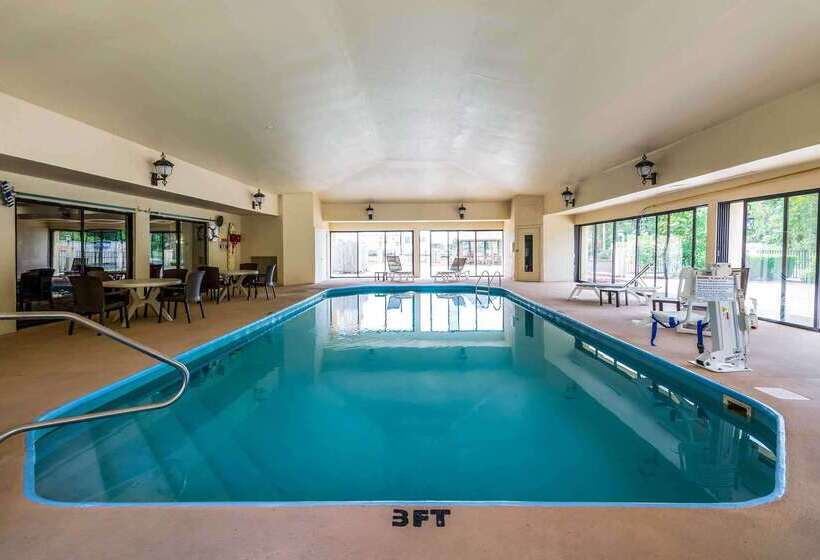 בית מלון כפרי Comfort Suites