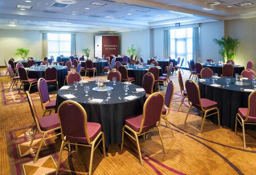 فندق Doubletree By Hilton Milwaukee Brookfield