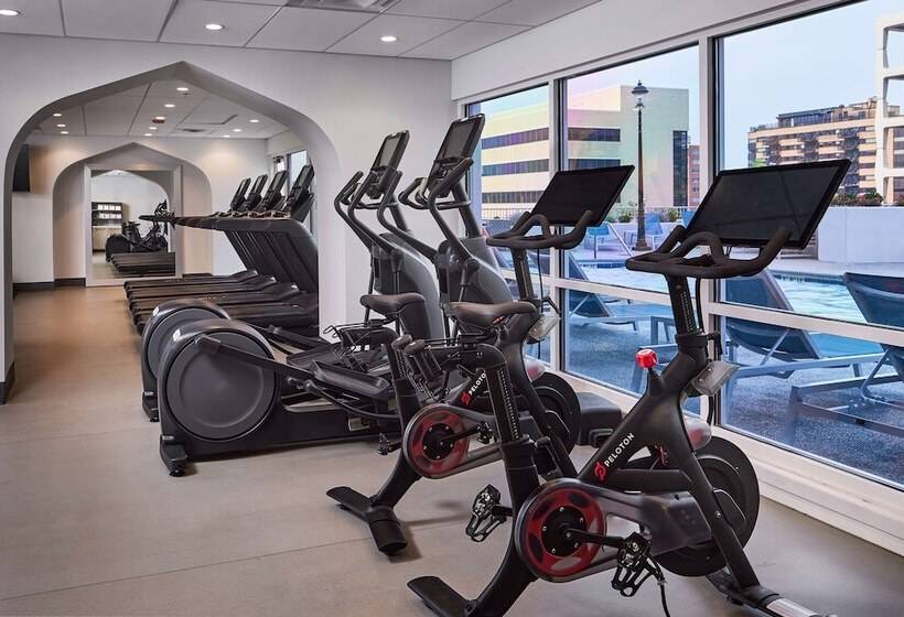 هتل Hilton Kansas City Country Club Plaza