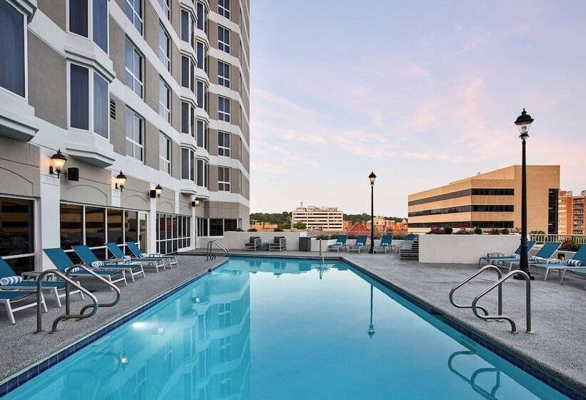 هتل Hilton Kansas City Country Club Plaza