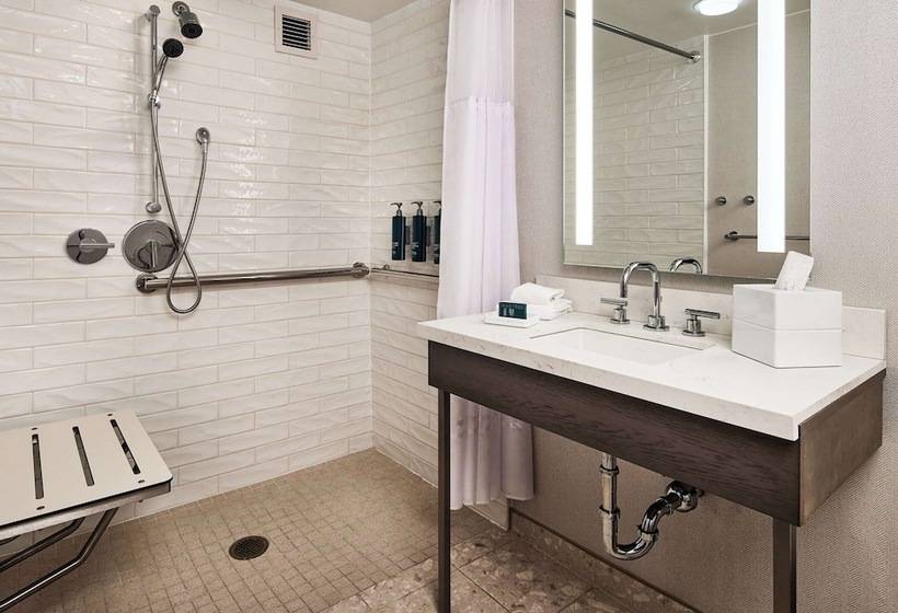 هتل Hilton Kansas City Country Club Plaza