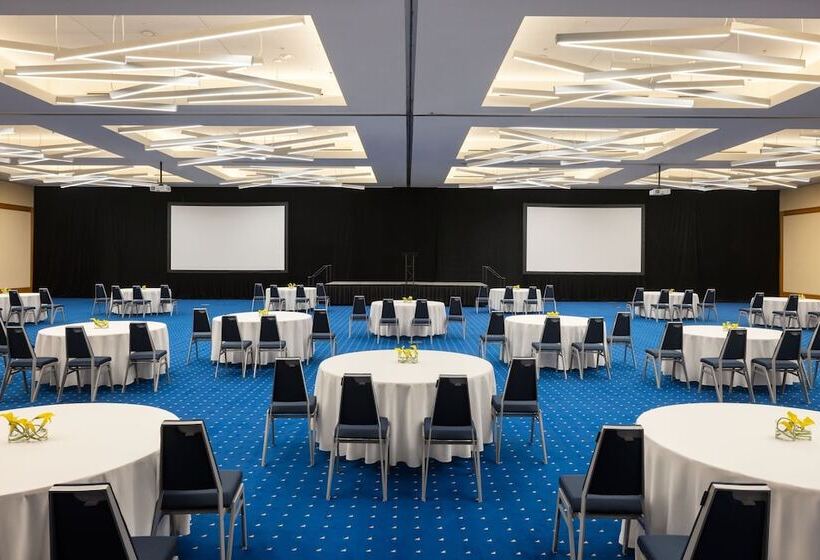 هتل Sheraton Vancouver Wall Centre