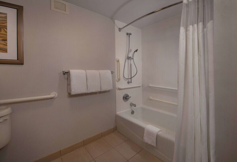 هتل Sonesta Select Newark Christiana Mall