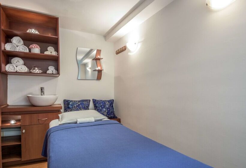 هتل NH Collection Quito Royal