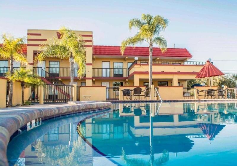 בית מלון כפרי Rodeway Inn Clearwaterdunedin