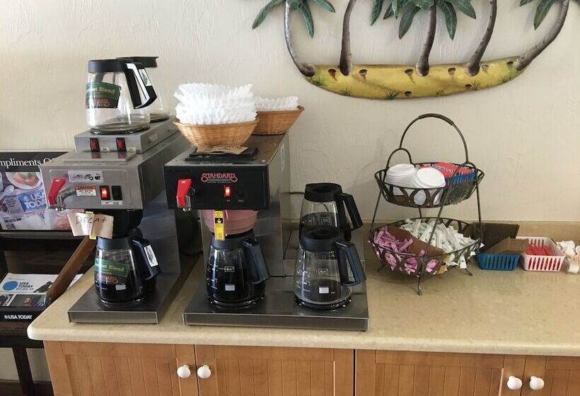 בית מלון כפרי Days Inn By Wyndham Daytona Oceanfront