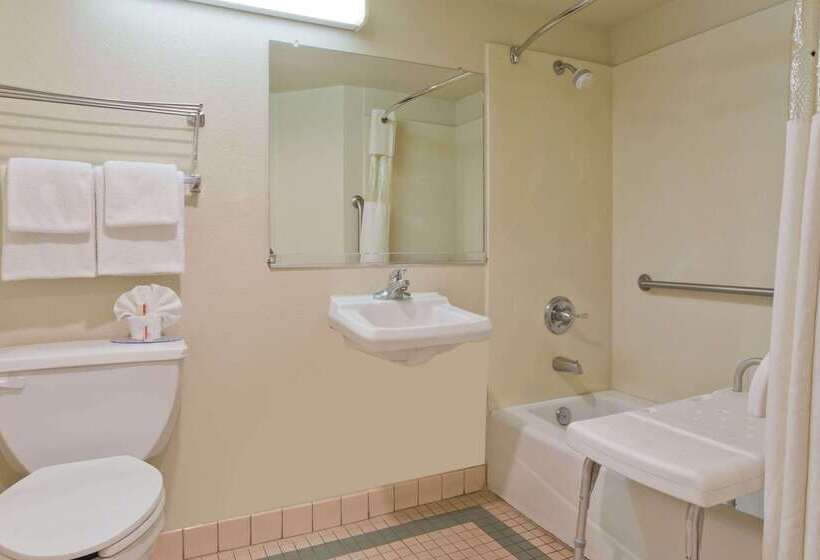 فندق Days Inn By Wyndham Lathrop