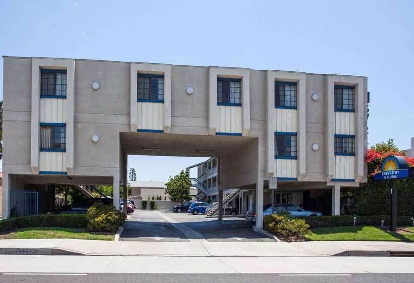 בית מלון כפרי Days Inn By Wyndham Orange Anaheim