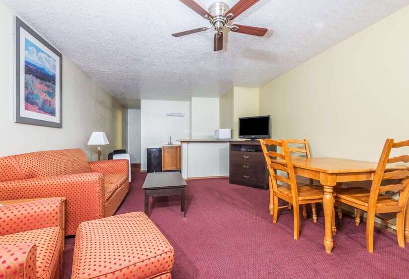 هتل Days Inn By Wyndham Pueblo