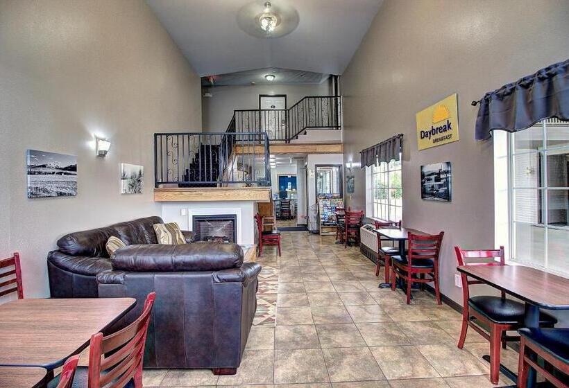 Отель Days Inn & Suites By Wyndham Lolo