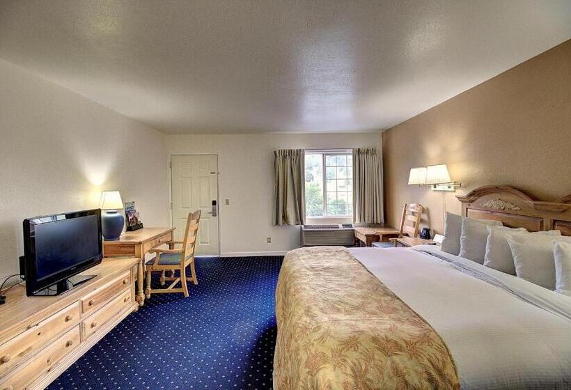 Отель Days Inn & Suites By Wyndham Lolo