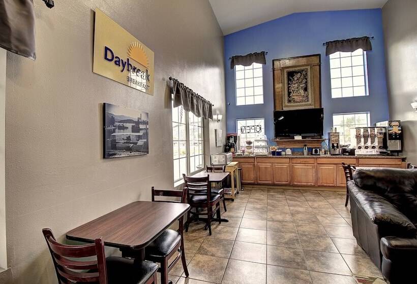 Отель Days Inn & Suites By Wyndham Lolo